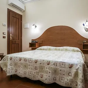 4 Coronati Отель